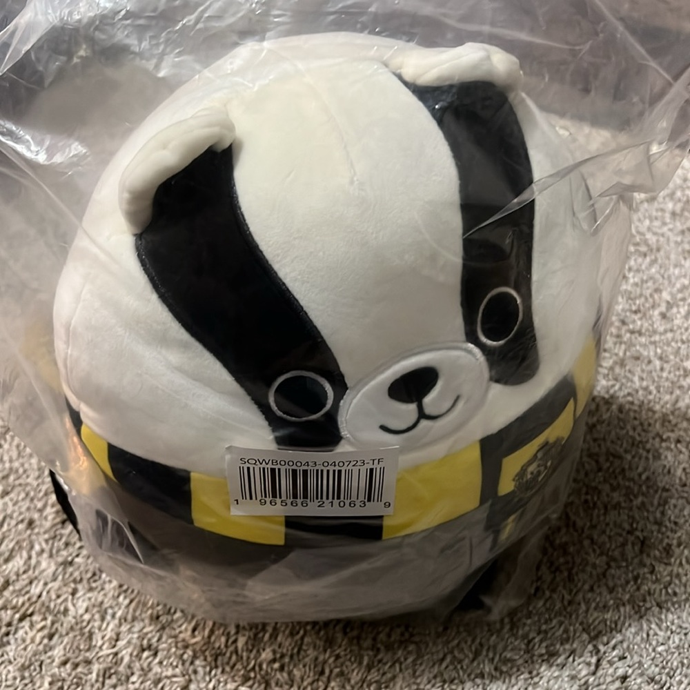 NWT. SQUISHMALLOWS Harry Potter Hufflepuff Badger Plush - Picture 7 of 7
